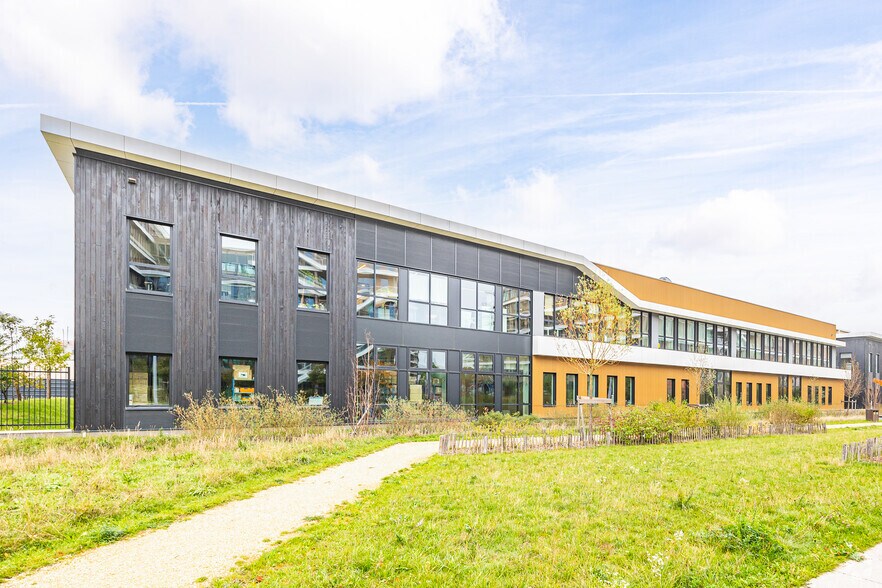 Flex in Nanterre for lease - Building Photo - Image 3 of 3