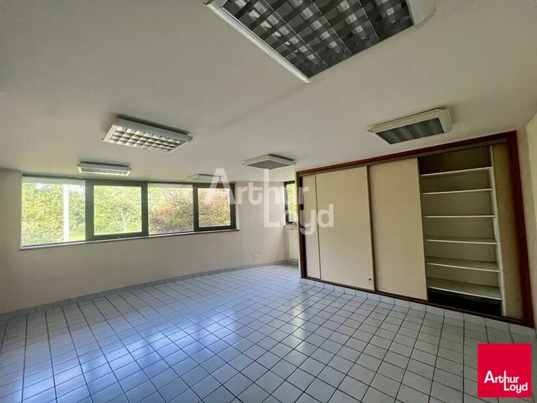 Flex in Betton for lease - Interior Photo - Image 3 of 6