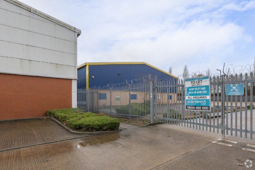 Pilot Rd, Corby à louer - Photo principale - Image 1 de 2