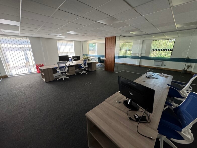 De Havilland Dr, Liverpool à louer - Photo du bâtiment - Image 3 de 5