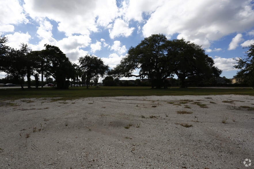 201-210 13th Ave W, Bradenton, FL for lease - Building Photo - Image 3 of 6