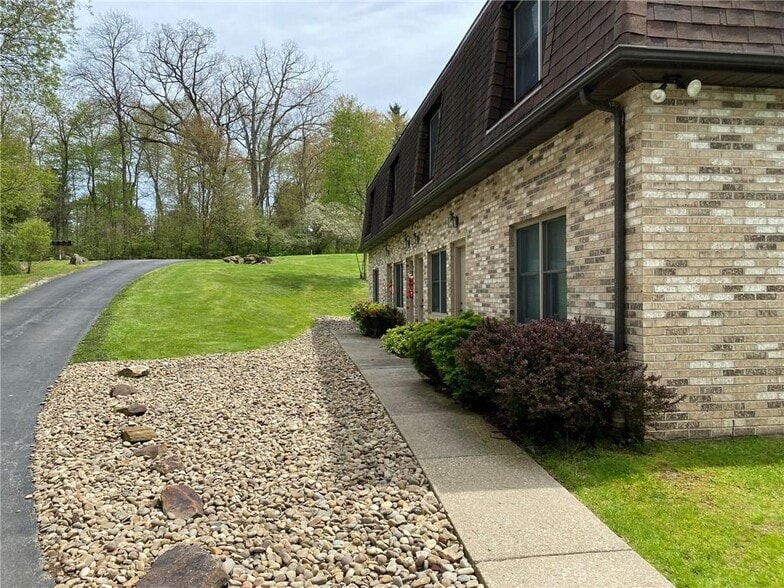 108 Oak Dr, Saxonburg, PA à vendre - Photo du bâtiment - Image 2 de 40