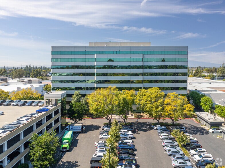 18000 Studebaker Rd, Cerritos, CA à louer - Photo du bâtiment - Image 2 de 7