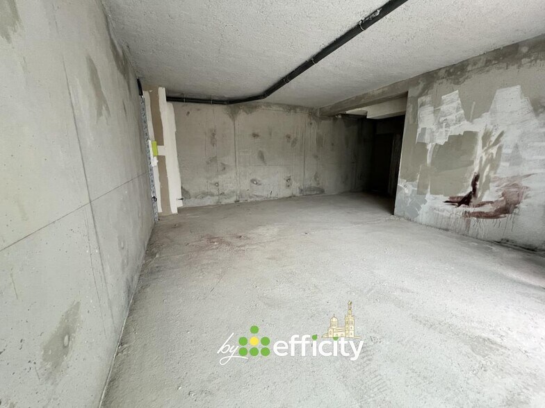 Flex in Marseille for sale - Interior Photo - Image 2 of 6
