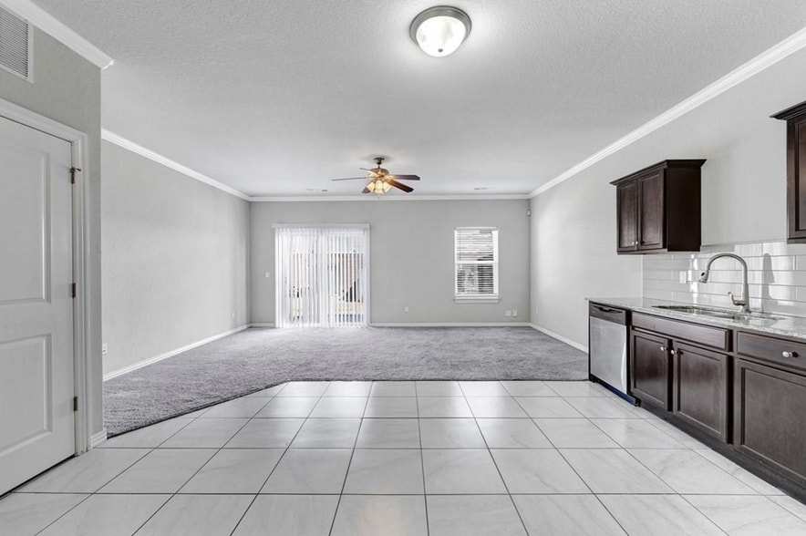 2755 W Kilimanjaro Way, Rogers, AR for sale - Interior Photo - Image 2 of 27