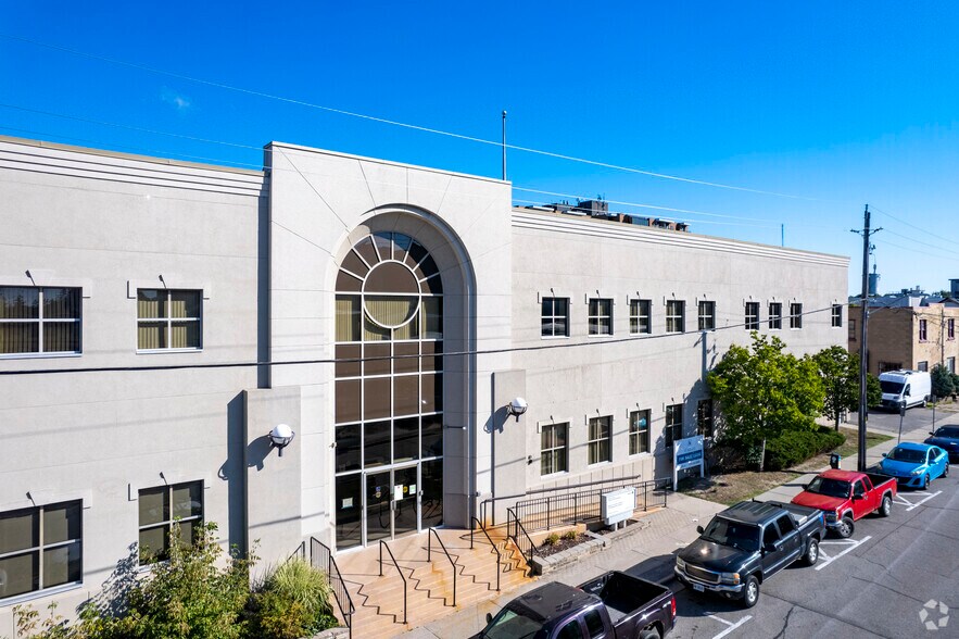 78 Richmond St W, Oshawa, ON à louer - Photo du bâtiment - Image 3 de 17