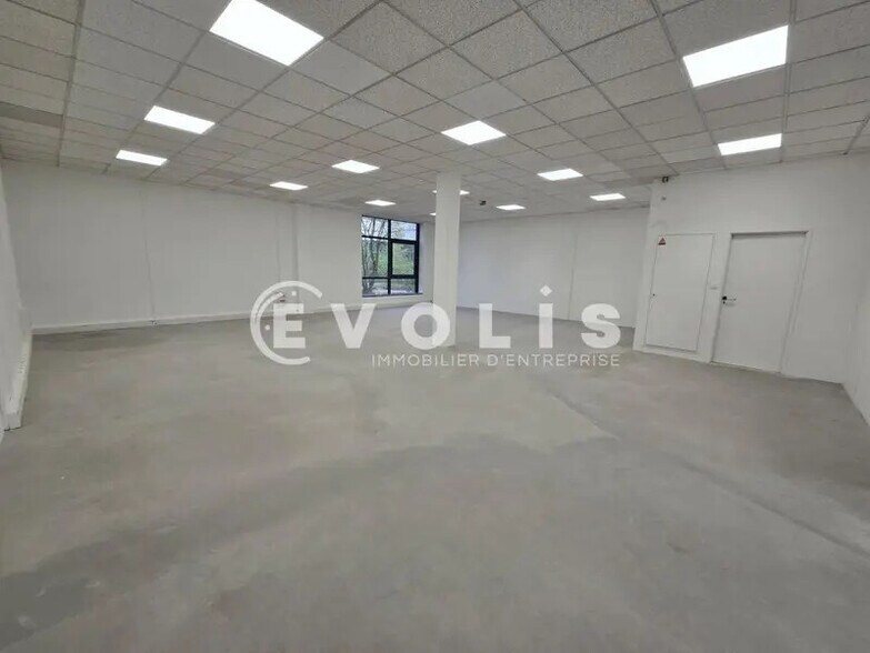 Flex in Saclay for lease - Building Photo - Image 2 of 13