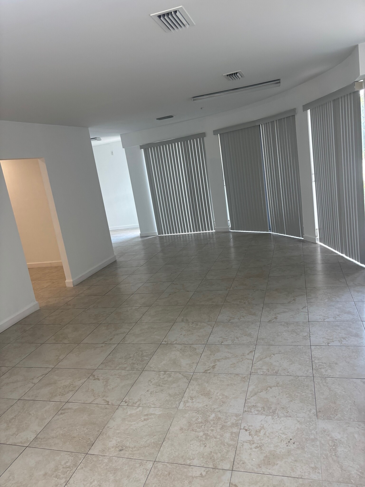 710 E 9th St, Hialeah, FL à louer Photo intérieure- Image 1 de 7