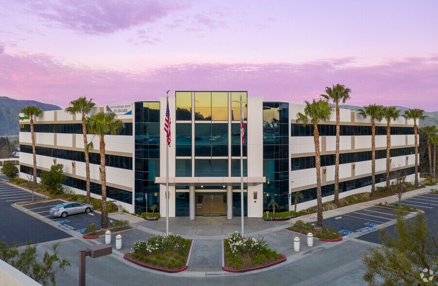 4740 Green River Rd, Corona, CA à louer - Photo du bâtiment - Image 2 de 16