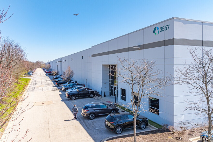 3557 Butterfield Rd, Aurora, IL for lease - Building Photo - Image 3 of 6