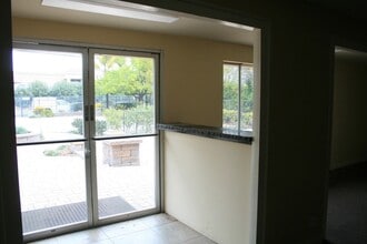 28378 Roadside Dr, Agoura Hills, CA à louer Photo intérieure- Image 2 de 4