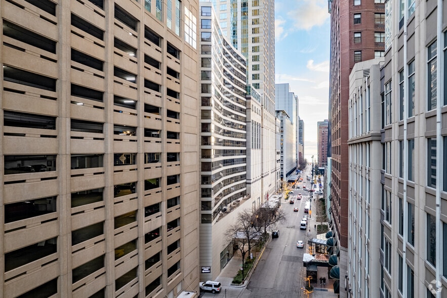 110 E Delaware Pl, Chicago, IL for sale - Primary Photo - Image 1 of 8