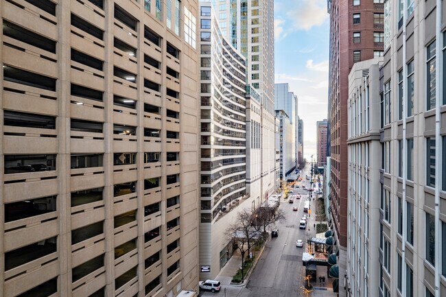Plus de détails pour 110 E Delaware Pl, Chicago, IL - Multi-résidentiel à vendre