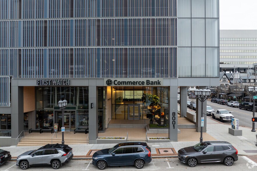 8001 Forsyth Blvd, Saint Louis, MO à louer - Photo du bâtiment - Image 3 de 18