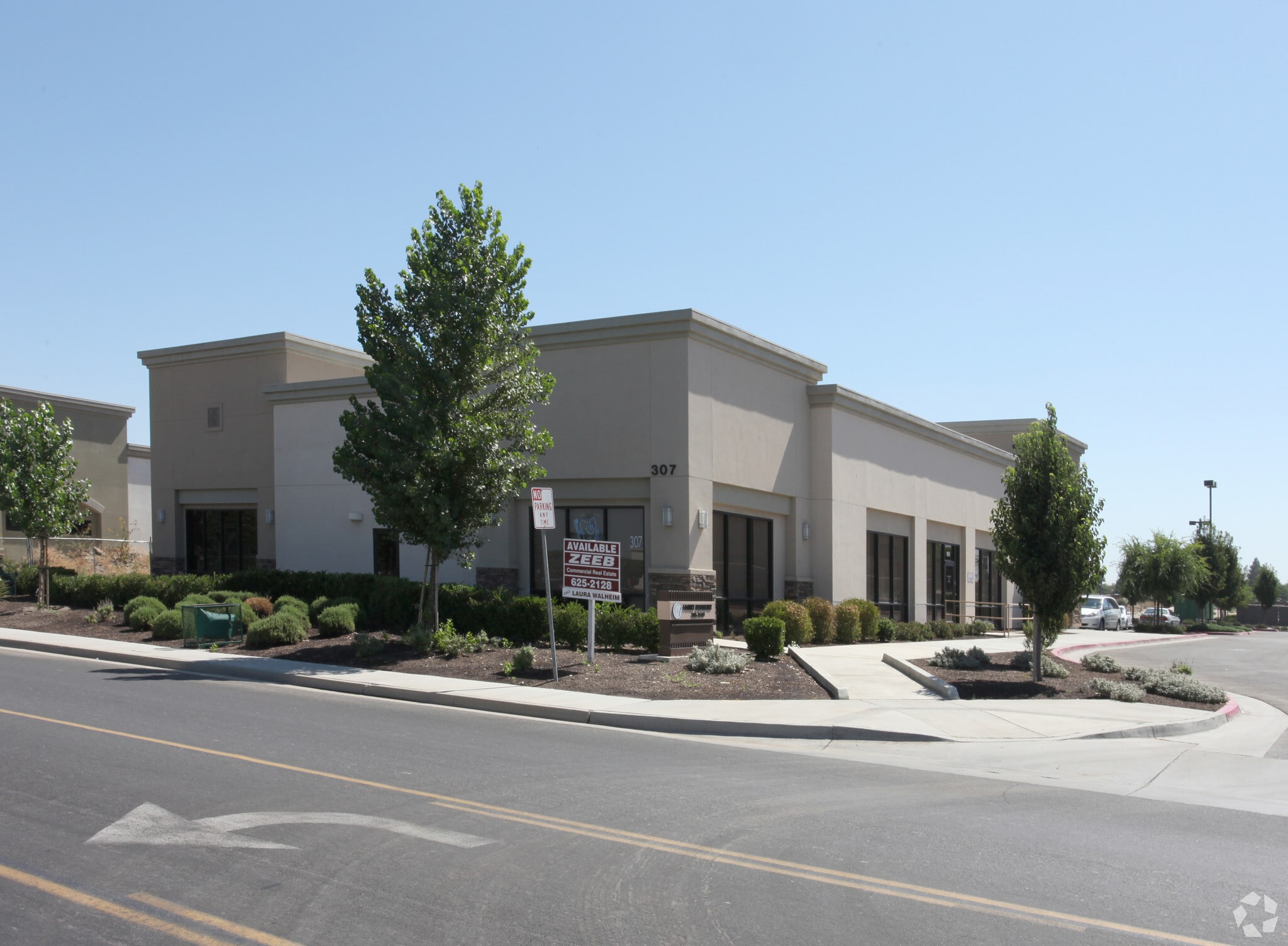 307 & 325 Mall Drive, Hanford portfolio of 2 properties for sale on LoopNet.ca Primary Photo- Image 1 of 4