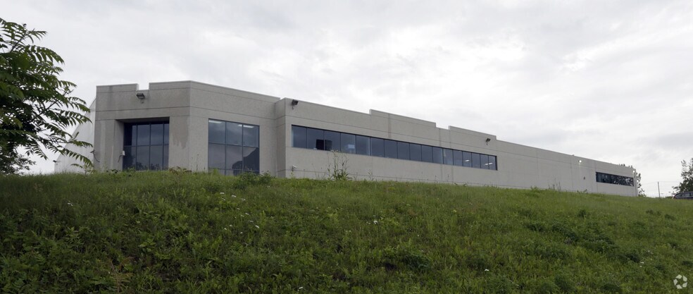 1680 Rue Fleetwood, Laval, QC à louer - Photo du bâtiment - Image 2 de 2