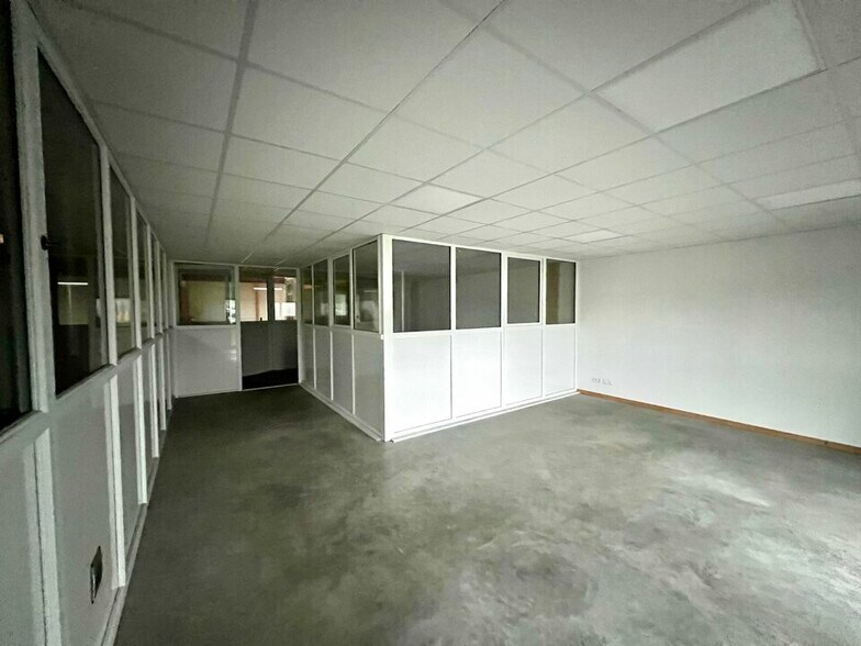 Flex in Montivilliers for lease - Interior Photo - Image 3 of 5