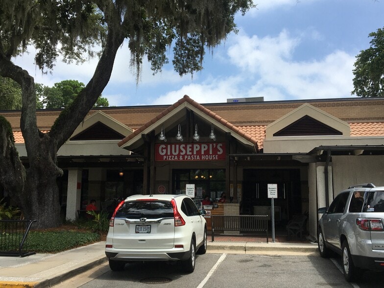 50 Shelter Cove Ln, Hilton Head Island, SC à louer - Photo du bâtiment - Image 2 de 4