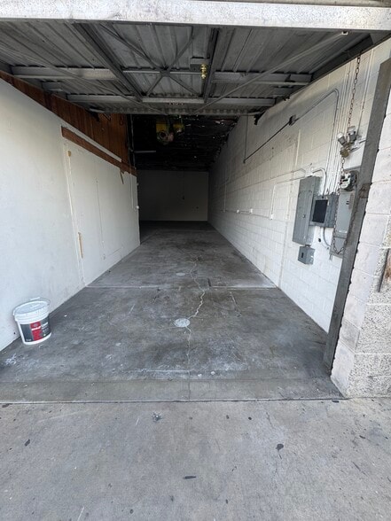 16154-16160 Wyandotte St, Van Nuys, CA for lease - Building Photo - Image 3 of 9
