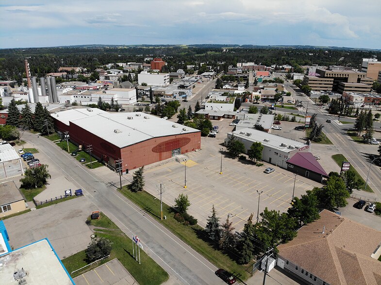 5239 53rd Ave, Red Deer, AB à louer - Photo du bâtiment - Image 2 de 5