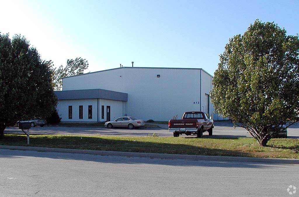 412 SE Fleetway Cir, Lees Summit, MO for lease Building Photo- Image 1 of 4