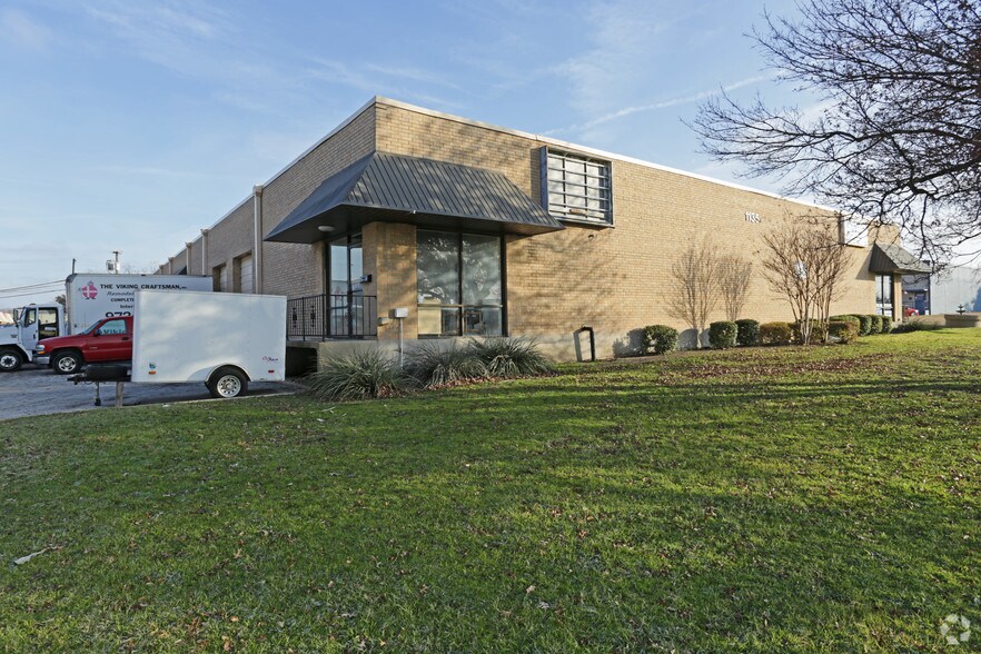 1135 E Plano Pky, Plano, TX à louer - Photo du bâtiment - Image 3 de 7