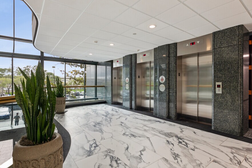 18167 US Highway 19 N, Clearwater, FL à louer - Hall d’entrée - Image 2 de 9