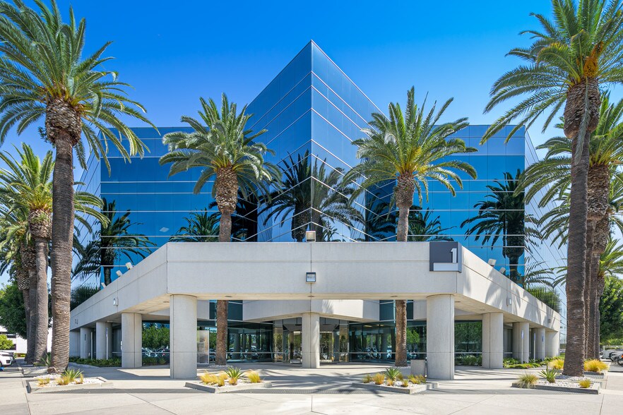 1 CENTERPOINTE Dr, La Palma, CA à louer - Photo du bâtiment - Image 3 de 17