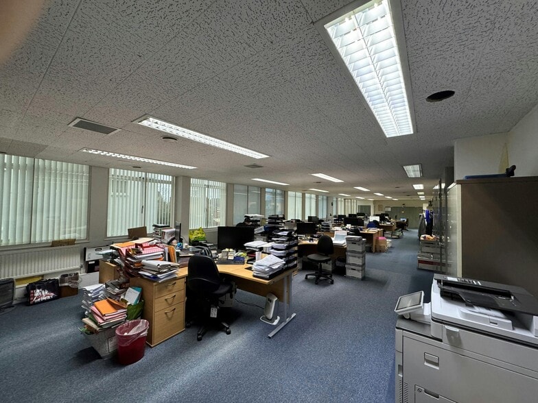 Mount Pleasant Rd, Barnet for lease - Interior Photo - Image 3 of 18
