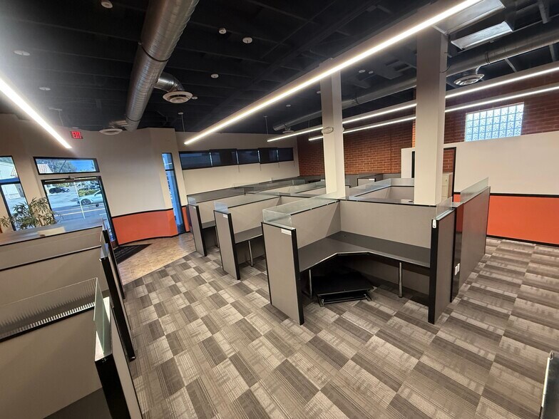 7525 Topanga Canyon Blvd, Canoga Park, CA à louer - Photo du bâtiment - Image 3 de 10