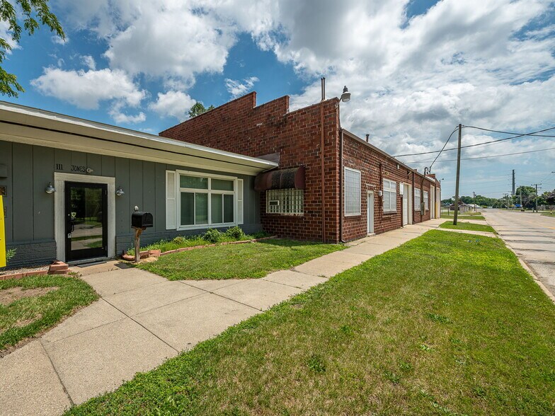 111 Jones Ave, Monroe, MI à louer - Photo du bâtiment - Image 2 de 39