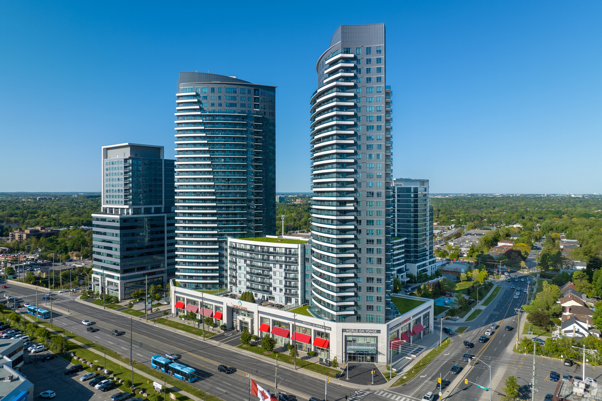 7163 Yonge St, Markham, ON à vendre Photo du bâtiment- Image 1 de 7