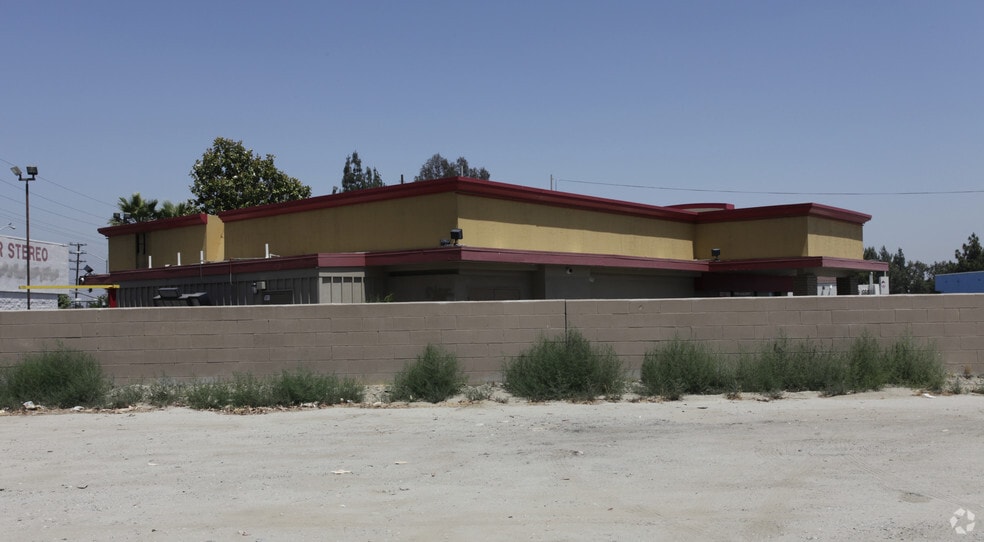 524 Inland Center Dr, San Bernardino, CA à vendre - Photo du bâtiment - Image 2 de 2