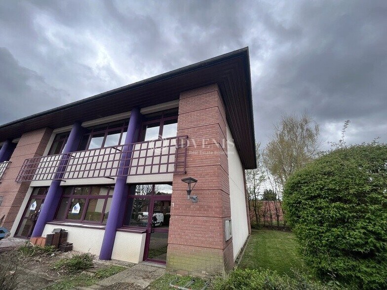 30 Avenue Robert Surcouf, Voisins-le-Bretonneux à louer - Photo du bâtiment - Image 3 de 5
