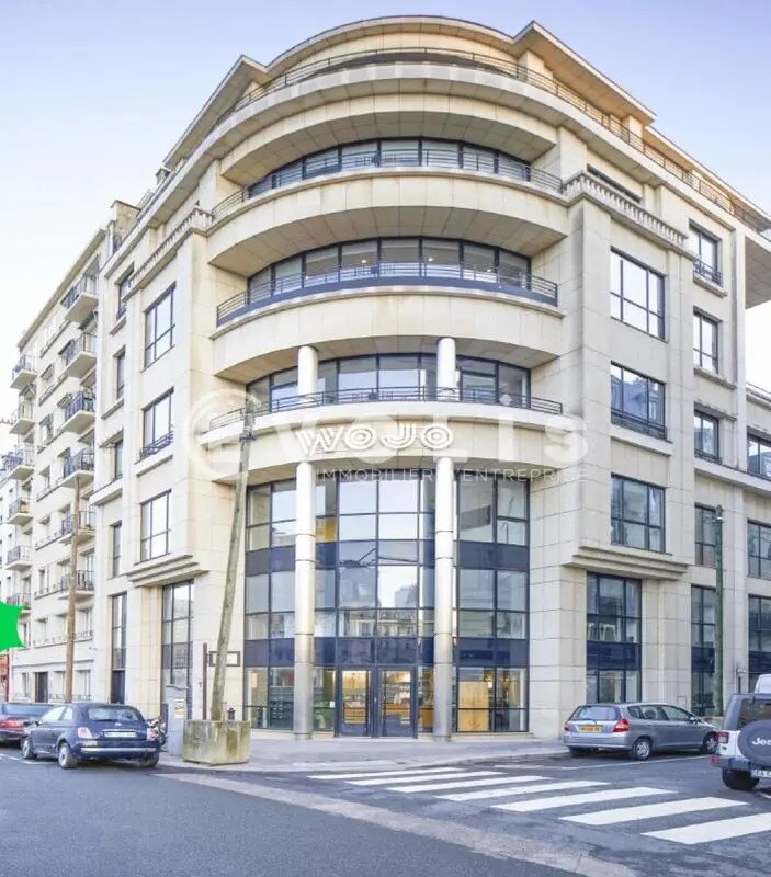 Office in Neuilly-sur-Seine for lease Building Photo- Image 1 of 3