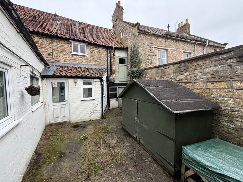 8 Smiddy Hl, Pickering for sale - Building Photo - Image 2 of 6