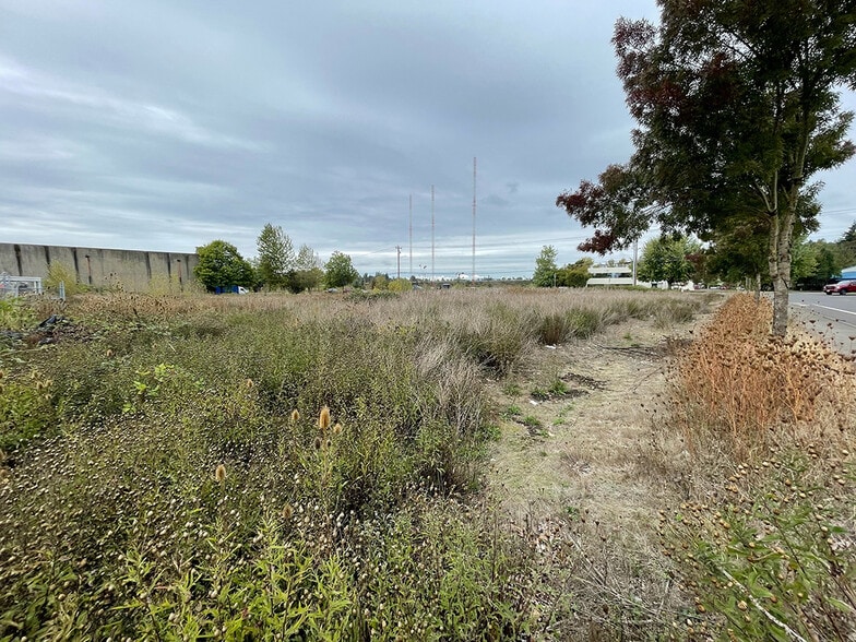 Lawnfield & 98th, Clackamas, OR à louer - Photo du bâtiment - Image 2 de 6