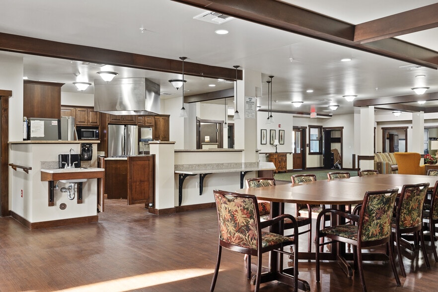 2475 Broadway N Ave, Red Lodge, MT for sale - Interior Photo - Image 2 of 9