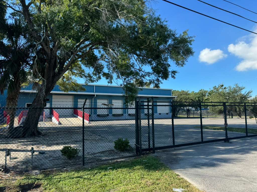 4006 W Crest Ave, Tampa, FL for lease Primary Photo- Image 1 of 3