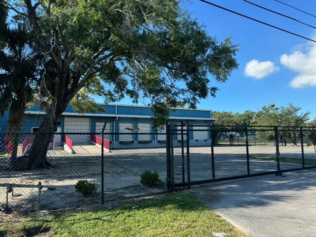 More details for 4006 W Crest Ave, Tampa, FL - Industrial for Lease