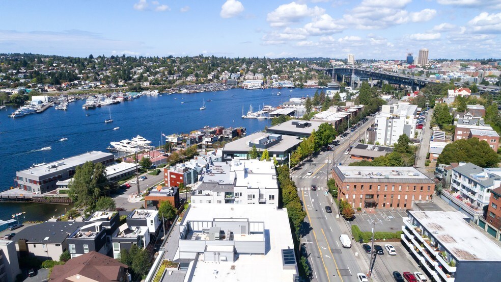 2722 Eastlake Ave E, Seattle, WA à louer - Photo du bâtiment - Image 2 de 9