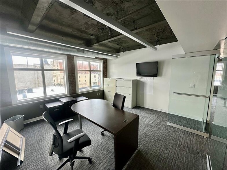 210 E Washington St, New Castle, PA for lease - Interior Photo - Image 2 of 13