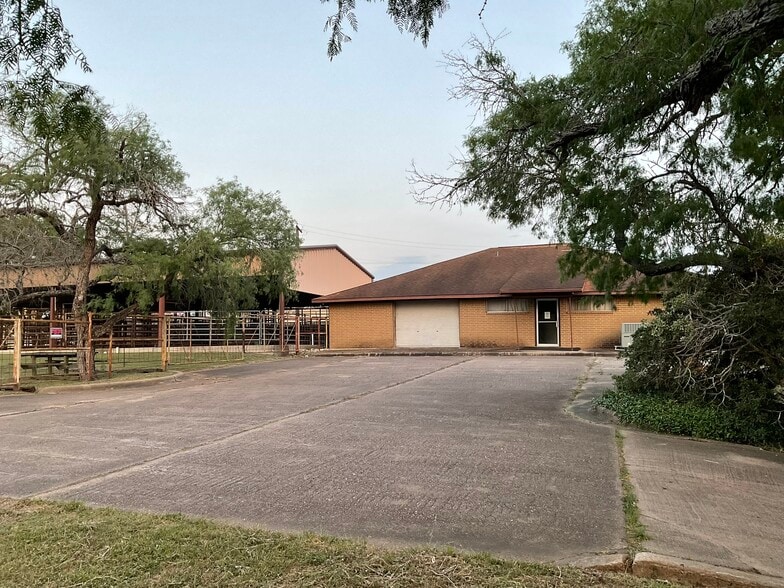 1310 W Grand Ave, Yoakum, TX for sale - Building Photo - Image 3 of 40