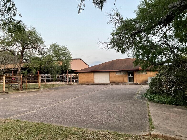 1310 W Grand Ave, Yoakum, TX à vendre - Photo du bâtiment - Image 3 de 40