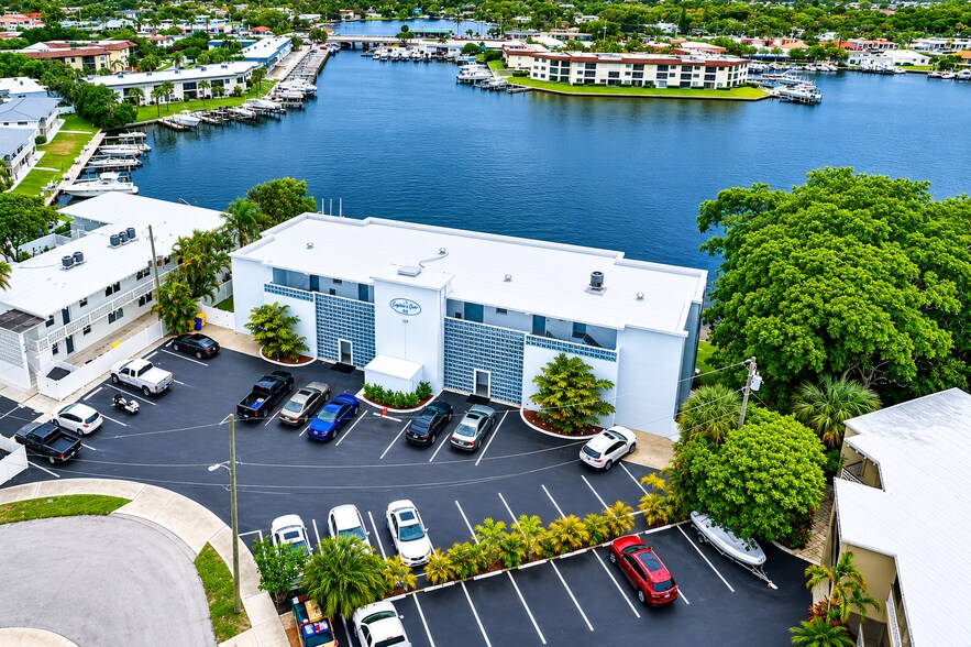628 Southwind Cir, North Palm Beach, FL à vendre - Photo du bâtiment - Image 2 de 38