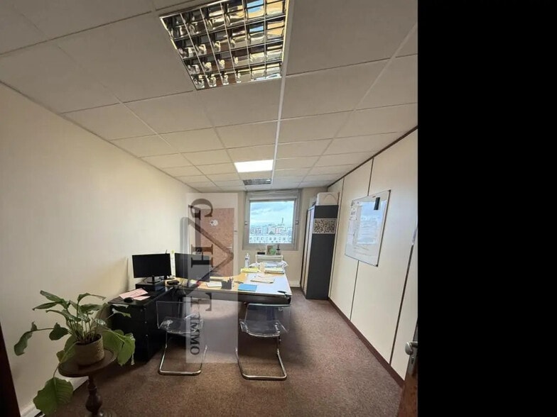 Office in Saint-Ouen-sur-Seine for sale - Building Photo - Image 2 of 10
