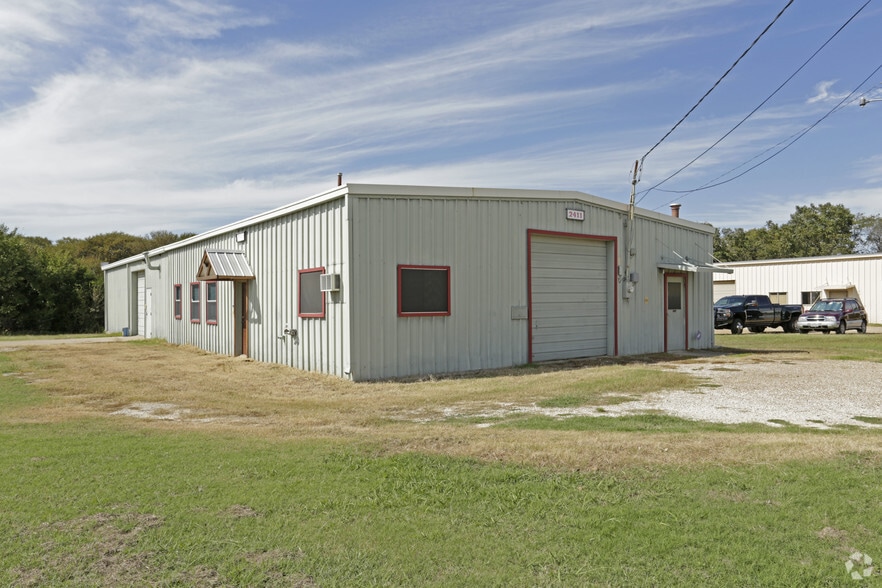 Ennis Industrial Park portfolio of 2 properties for sale on LoopNet.ca - Primary Photo - Image 2 of 2