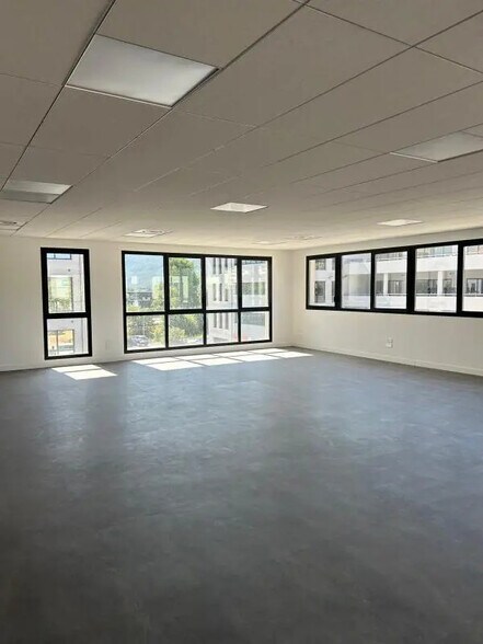 Office in Aubagne for lease - Building Photo - Image 1 of 6