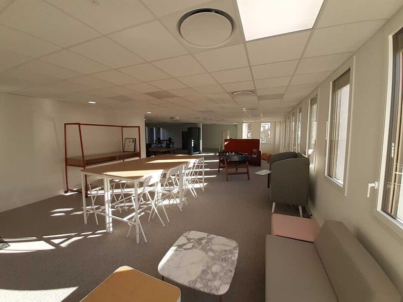 Office in Bron for lease - Interior Photo - Image 3 of 15