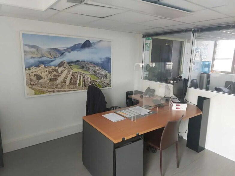Office in Vincennes for lease - Interior Photo - Image 3 of 10